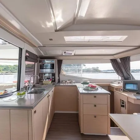 船上ホテル Luxe Crewed Catamaran, Sailing Mangofloat, Croatia スプリト