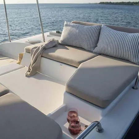 船上ホテル Luxe Crewed Catamaran, Sailing Mangofloat, Croatia