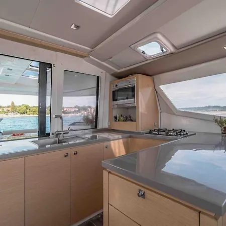 Luxe Crewed Catamaran, Sailing Mangofloat, Croatia スプリト