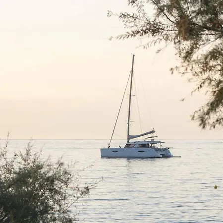 Luxe Crewed Catamaran, Sailing Mangofloat, Croatia Bådhotel Split