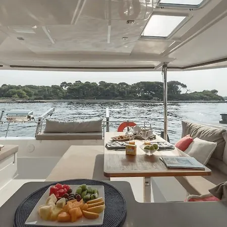 Bådhotel Luxe Crewed Catamaran, Sailing Mangofloat, Croatia Split
