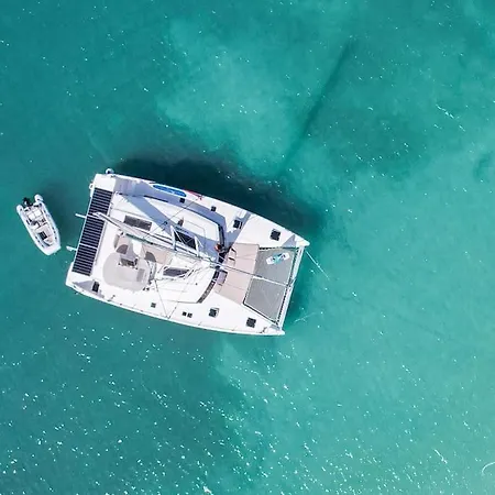 Luxe Crewed Catamaran, Sailing Mangofloat, Croatia スプリト